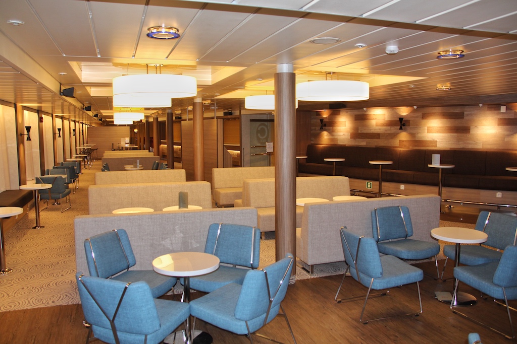 Die gemütliche Hansa Lounge ist erst bei einem Umbau des Schiffes Anfang 2021 an der Stelle der ehemaligen Snack Bar entstanden