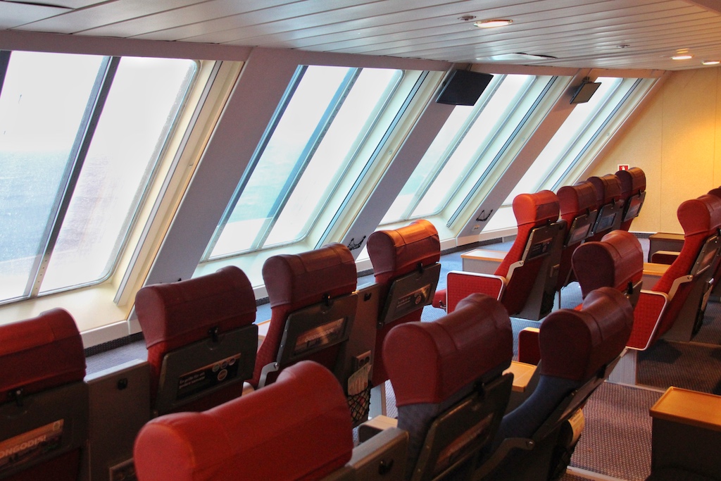 Front Row Seats. Im vorderen Salon bieten die Flugzeugsessel der ersten Reihe einen schönen Blick in Fahrtrichtung des Schiffes