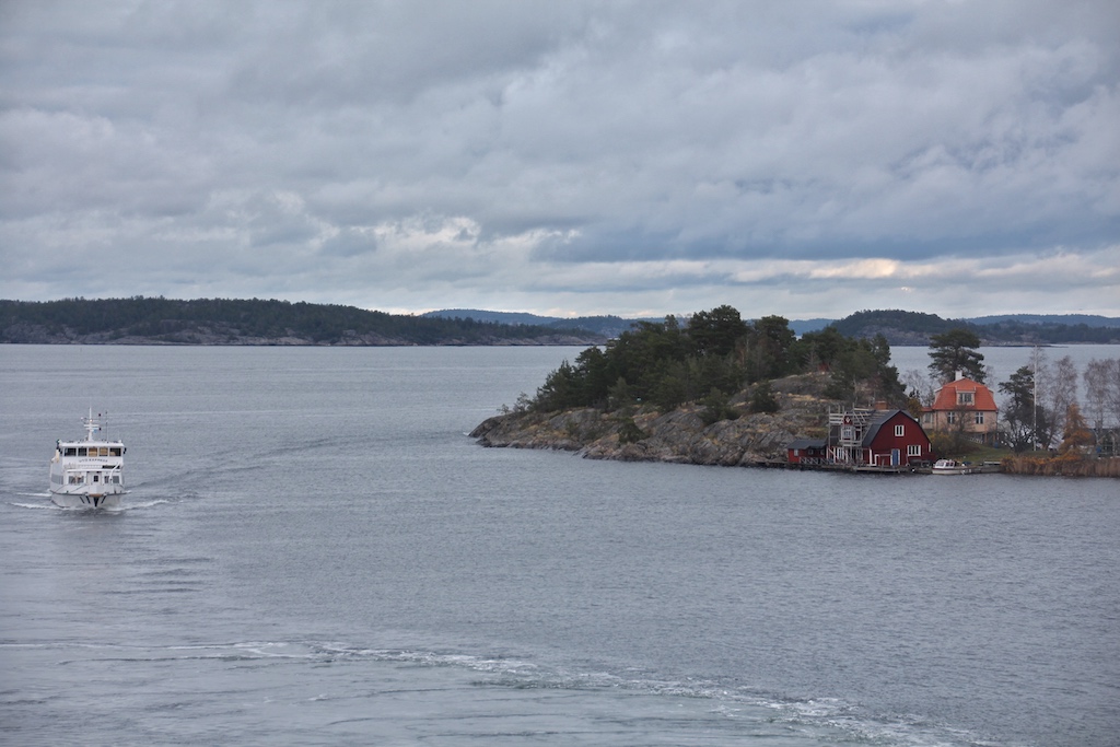 Kurz vor dem Anlegen in Nynäshamn umrundet die „Drotten“, gefolgt von einer Inselfähre, die kleine Schäreninsel Bedarö