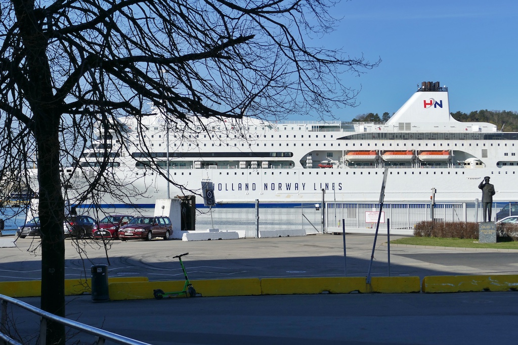 Auch im Hafen von Kristiansand ist die „Romantika“ eine imposante Erscheinung. Alle zwei Tage belegt sie seit April 2022 für sechs Stunden den Fähranleger im Zentrum der Stadt