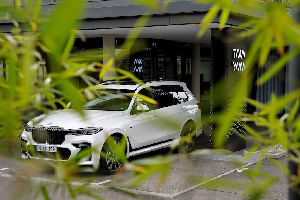 Nun geht es vom Sternerestaurant TAWA YAMA mit dem BMW X7 M50i weiter nach Südtirol, wo exklusive Hotels sowie ebenfalls feine Kulinarik warten
