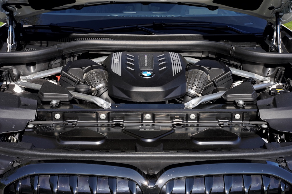Unter der Motorhaube arbeitet das Aggregat: V8-TwinPower mit einem Hubraum von 4.395 cm³, der eine Leistung von 530 PS bei 5.500 – 6.000 Max. Drehmoment erzeugt und dem BMW X7 M50i von 0 – 100 km/h in 4,7 Sekunden beschleunigt