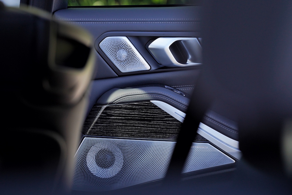 Das Soundsystem von Bowers & Wilkins ist designtechnisch im Fahrzeuginneren integriert