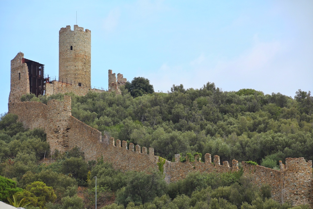 Das mittelalterliche Castello di Monte Ursino war vom 11. bis 15. Jahrhundert Teil des Befestigungswalls von Noli