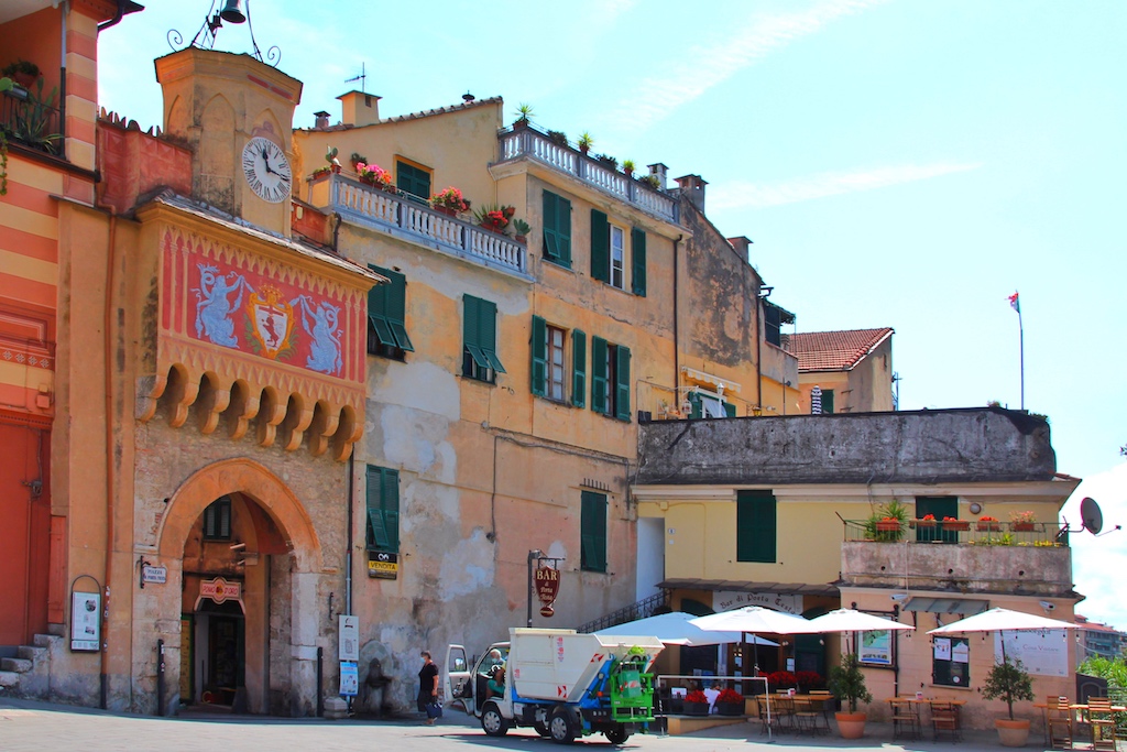 Die Porta Testa ist eines von vier historischen Stadttoren, durch die Besucher wie Fahrzeuge gleichermaßen Zugang zu Finalborgo bekommen