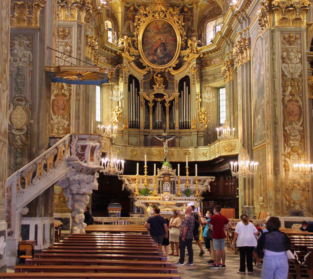 Das prunkvolle Innere der Basilika San Biagio steht etwas in Kontrast zu ihrem unscheinbaren Äußeren