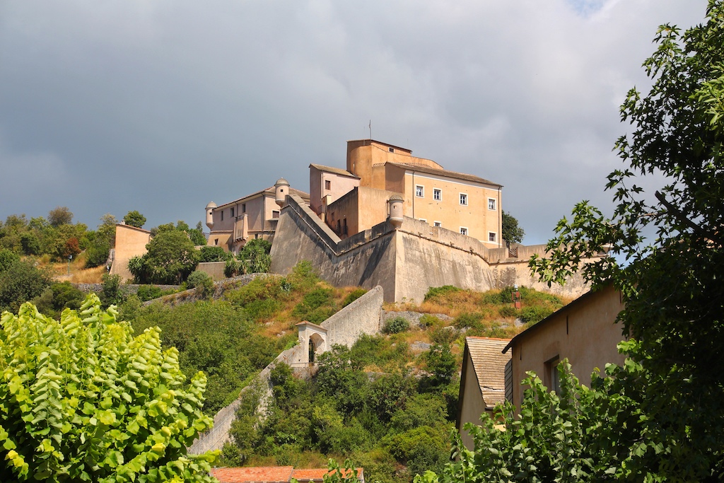 Das Castello San Giovanni liegt oberhalb Finalborgos auf einem Berg, kann aber im Rahmen eines Fußmarsches besucht und besichtigt werden