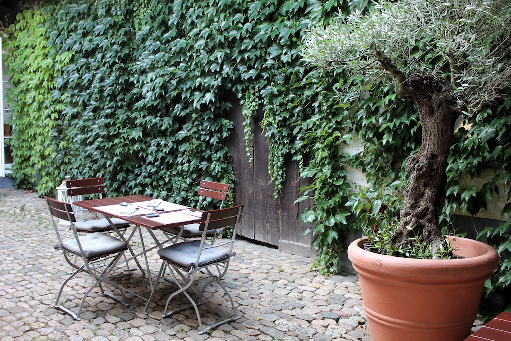 Der romantische Innenhof des Restaurants „Zur Krone“ ist der ideale Ort, um abzuschalten und ein Top-Essen zu genießen