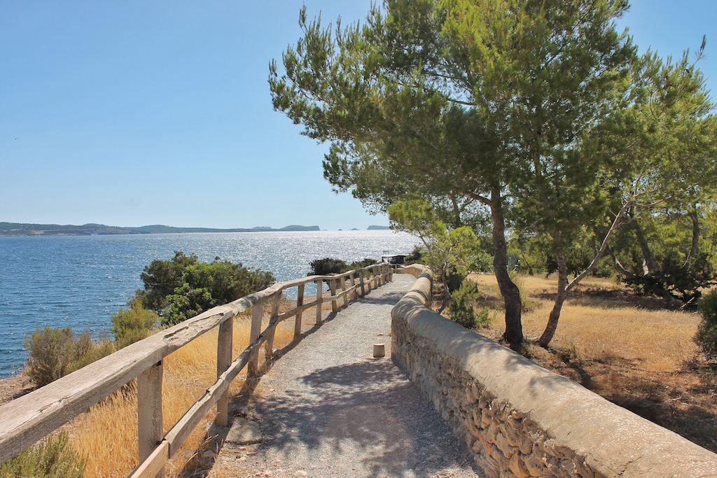 Das TRS Ibiza Hotel liegt unmittelbar an einer idyllischen Promenade