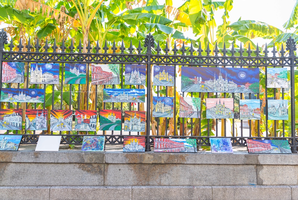 An den schmiedeeisernen Zäunen am Jackson Square stellen lokale Künstler ihre Werke zur Schau