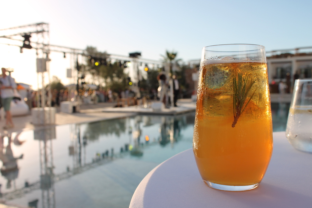 Ein kühlendes Getränk am Pool genießen? Im TRS Ibiza Hotel gibt es zwei Außenbars, die den Gästen jederzeit ein Gläschen zur Erfrischung zubereiten