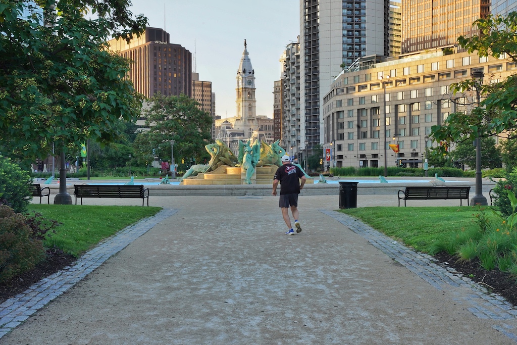 Morgens ein einsamer Jogger, im Hintergrund ist die weltbekannte Philadelphia City Hall zu erkennen; das Rathaus der Metropole