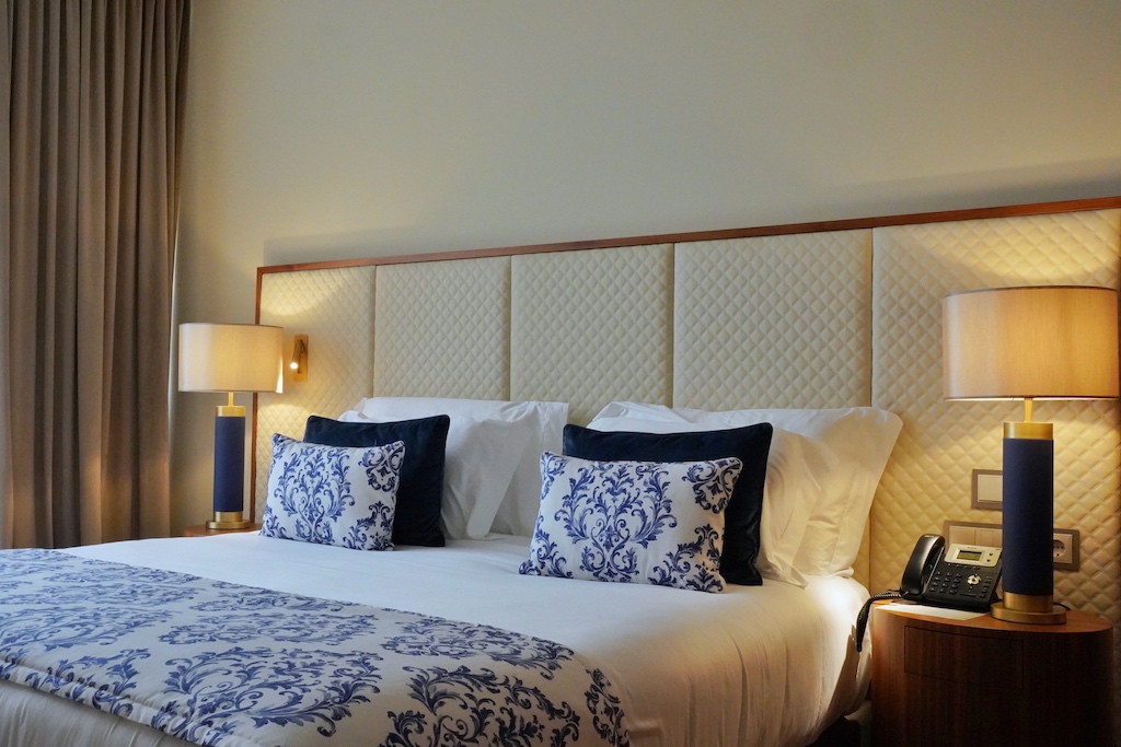 Auch die Zimmer des 5 Sterne Boeira Garden Hotel Porto Gaia haben ein neuen Look verpasst bekommen