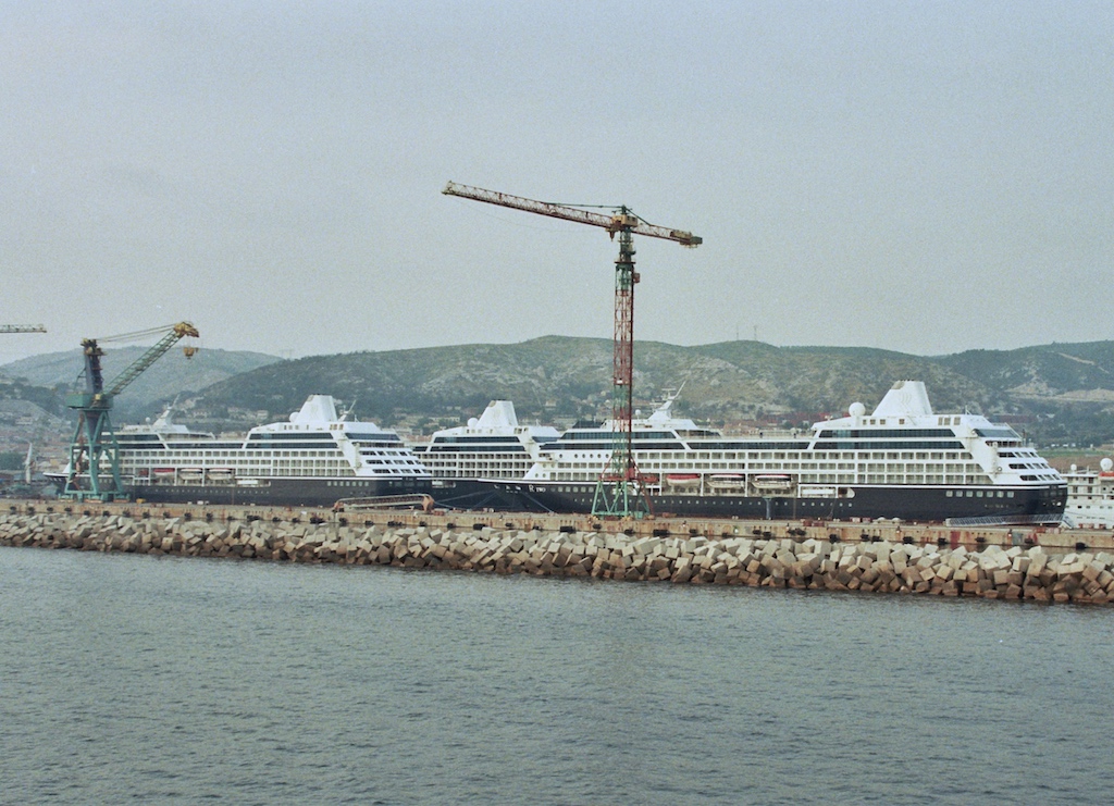 Ein Ende nach nur drei Jahren: 2002 warten die Schiffe der Renaissance-Klasse in Marseille auf einen Käufer