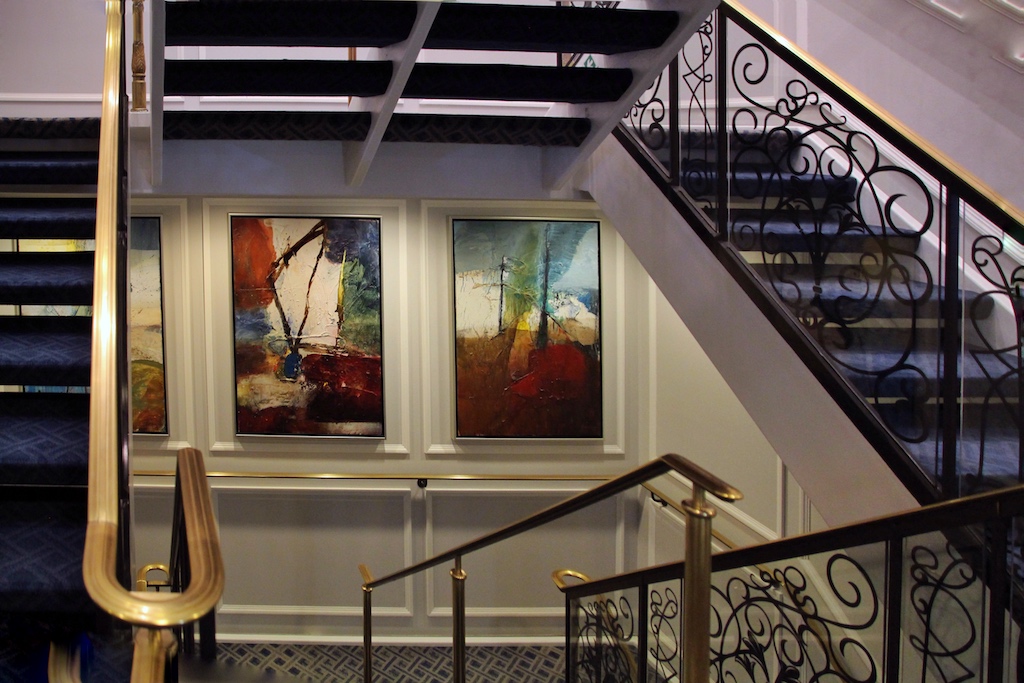 Die Treppenhäuser der Oceania-Schiffe sind mit ihren Original-Kunstwerken eine Augenweide. Jedes Exponat wurde von der Reedereiführung handverlesen