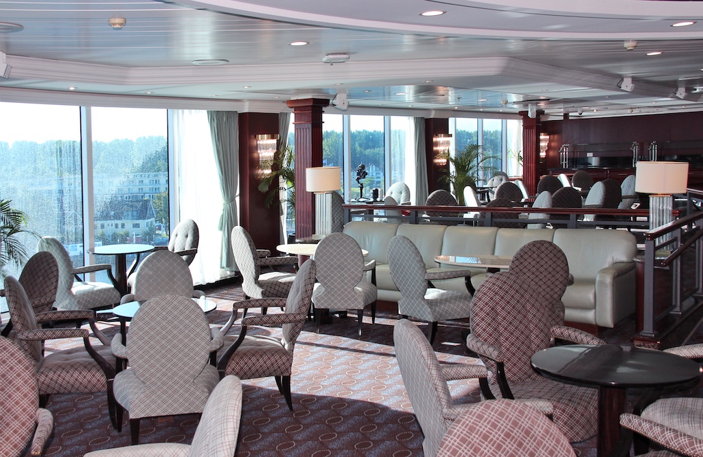 Die Horizons Lounge der „Sirena“ kommt nach der OceaniaNEXT-Umgestaltung mit hellen Möbeln und Farbtönen daher