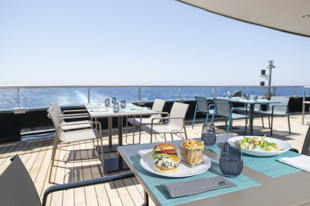 Viel Platz auf Deck und einen ungestörten Blick aufs Meer bietet die Azure Bar der Scenic Eclipse