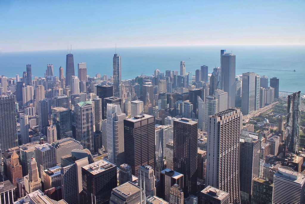 Ob mit dem Aufzug oder zu Fuß: Die Aussicht vom Skydeck ist mehr als lohnenswert und eine der Top-Attraktionen in Chicago