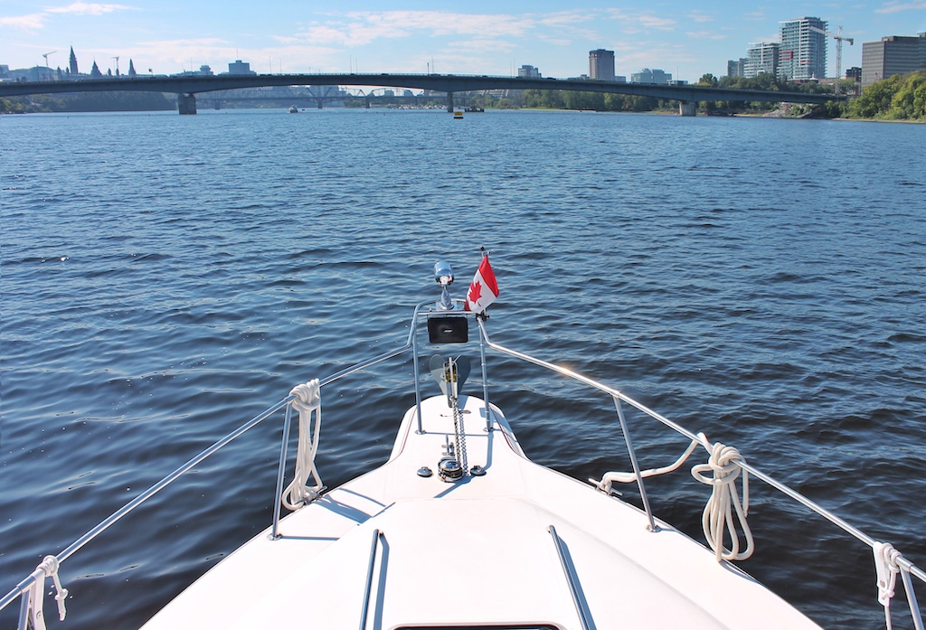 Auf dem Ottawa River gibt es keine Geschwindigkeitsbeschränkungen. Volle Yacht voraus!
