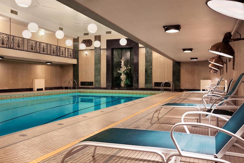 Vor allem an heißen Tagen ist der Art Deco-Pool im Château eine willkommene Abwechslung