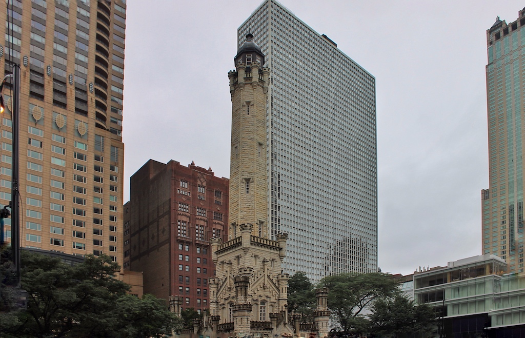 Der Chicago Water Tower hat den großen Brand als eines der wenigen Bauwerke überstanden. Zu verdanken ist das wohl einem deutschen Feuerwehrmann, der den Turm mit in Seewasser getränkte Decken hüllte