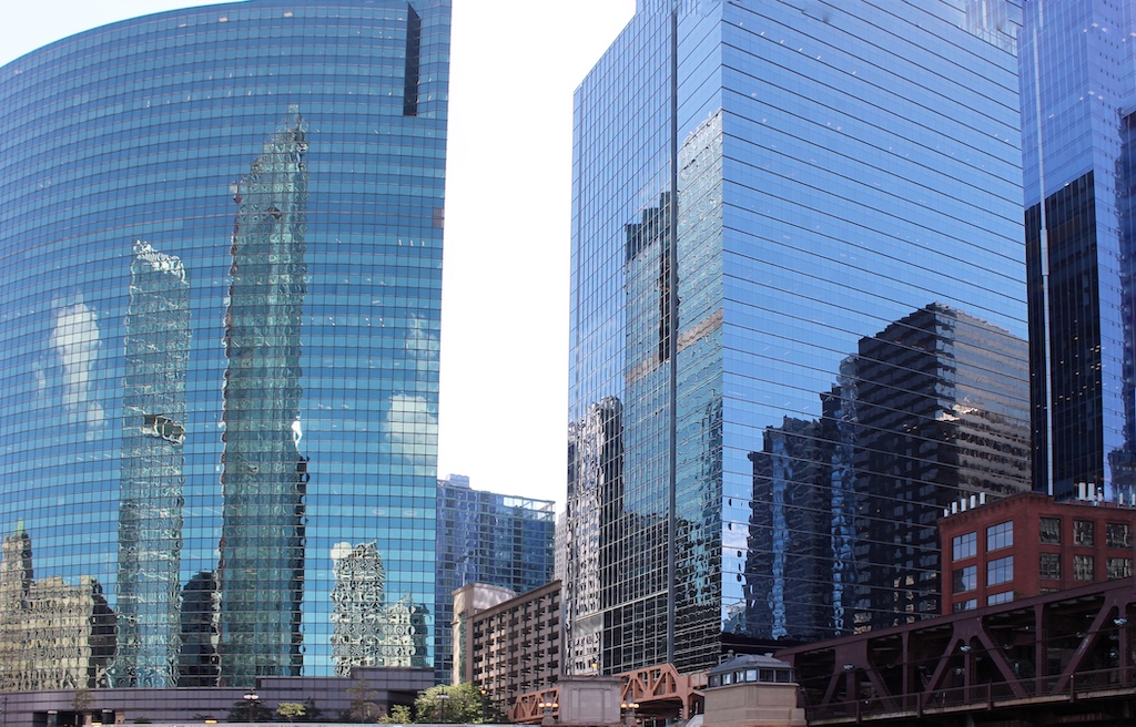 Die Kulisse von Chicago sucht seinesgleichen. Hier spiegelt sich die architektonische Geschichte der Stadt in verglasten Hochhausfronten