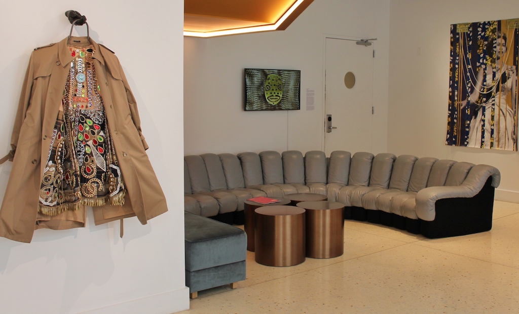 Nick Cave, nicht zu verwechseln mit dem australischen Musiker, stellt nicht nur die Garderobe im 21c Museum Hotel, sondern auch die Tapete, die in jeder Etage ein anderes Muster aufweist