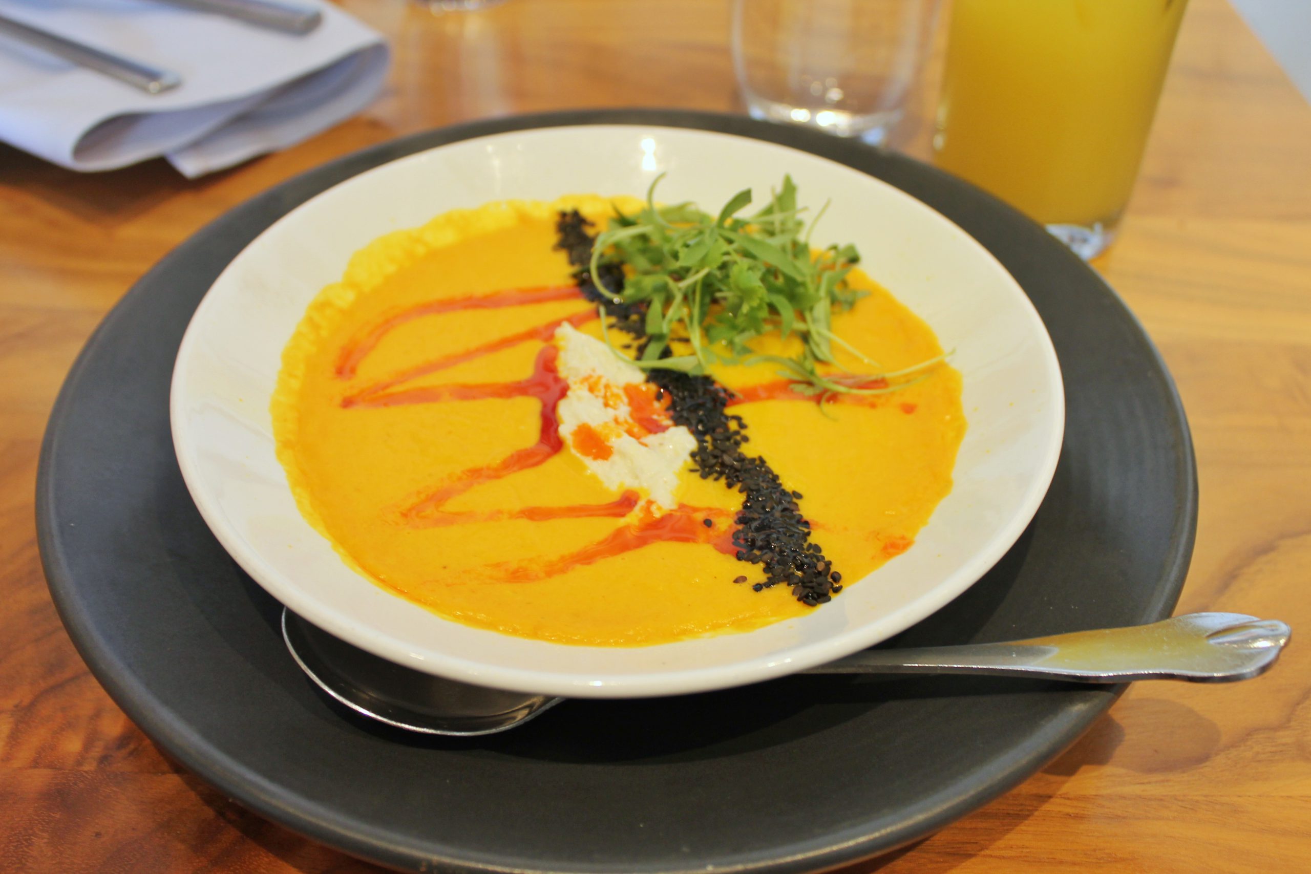 Die Thai Carrot Soup im Althea wird mit Zitronengrass, Ingwer und schwarzem Sesam verfeinert