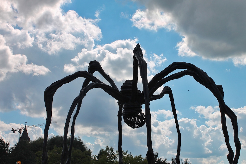 Keine Angst, die tut nichts ... Die Skulptur wurde von Louise Bourgeois geschaffen und steht auf dem Platz vor der National Gallery of Ottawa