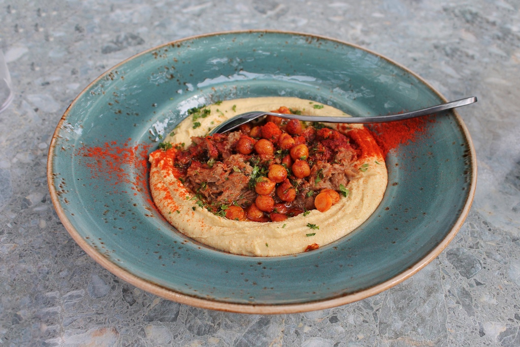 Ein Probierteller im libanesischen Fairouz Cafe besteht aus Humus und Lamm. Hier wird auch im Rahmen der Fine Dining Gourmet-Tour Halt gemacht