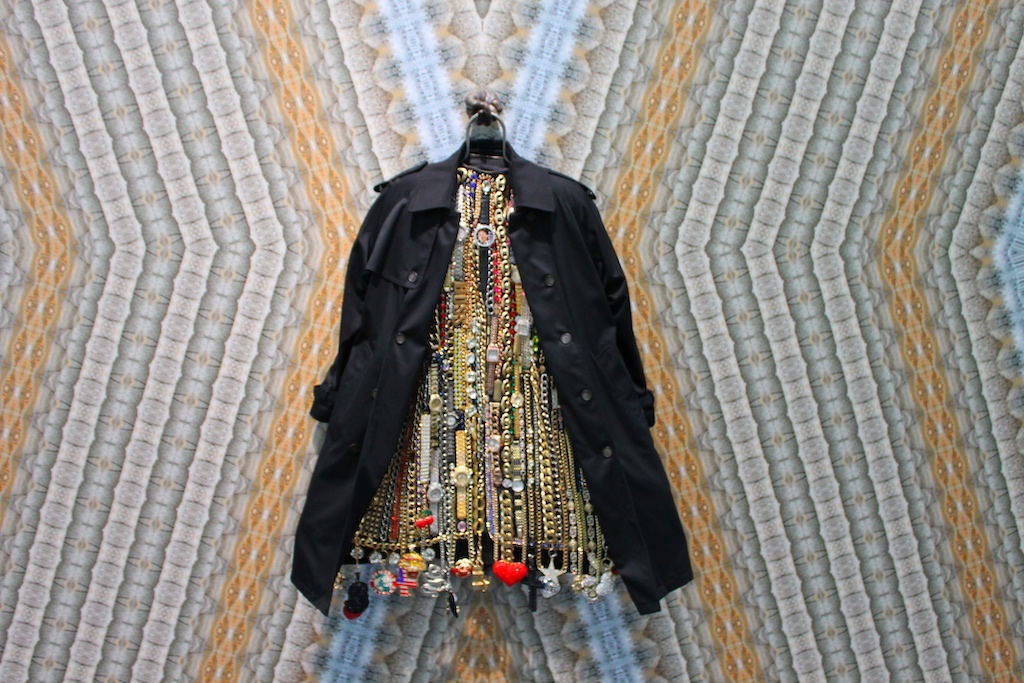Nicht nur der Hustle Coat wurde von Nick Cave gestaltet, auch die Tapete im MCA gehört zu seinen Werken