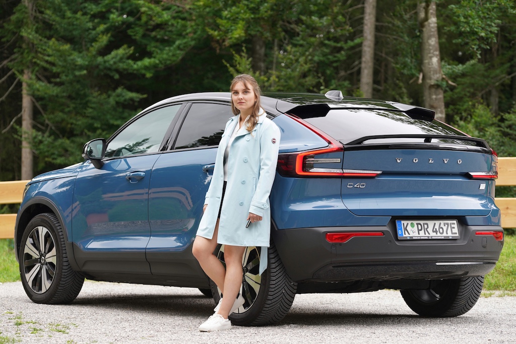 Der Volvo C40 Recharge Pure Electric ist auch bei der jungen Generation gefragt. Hier mit Model Jessica Conrad, eingekleidet von Colmar Originals