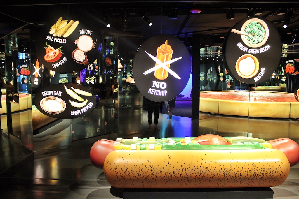 Das interaktive Museum dient als Eingang zum Skydeck und zeigt neben der Entstehung der Stadt einen Chicago Hotdog in XXL