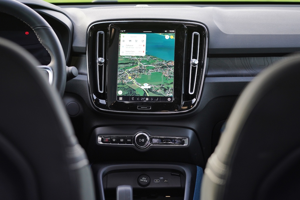 Großes Navigationssystem, wie bei Bruder Volvo C40
