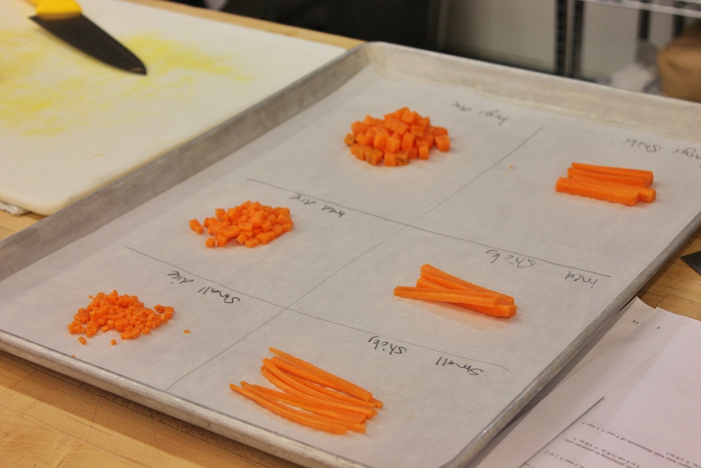 Die Anleitung zum professionellen Karottenschneiden wird den Studenten des George Brown College auf einem Backbleck servier
