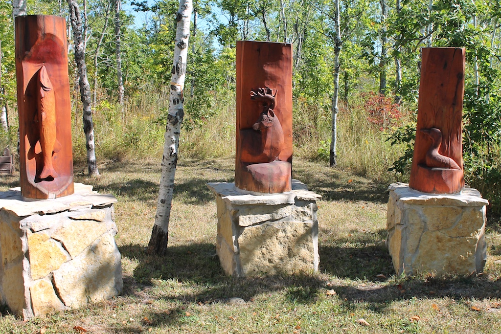 Am Bebamikawe Memorial Trail informiert Brian Peltier über die Lehren der Midewin und spricht vor den Clan-Symbolen über die Geschichte der Schöpfung