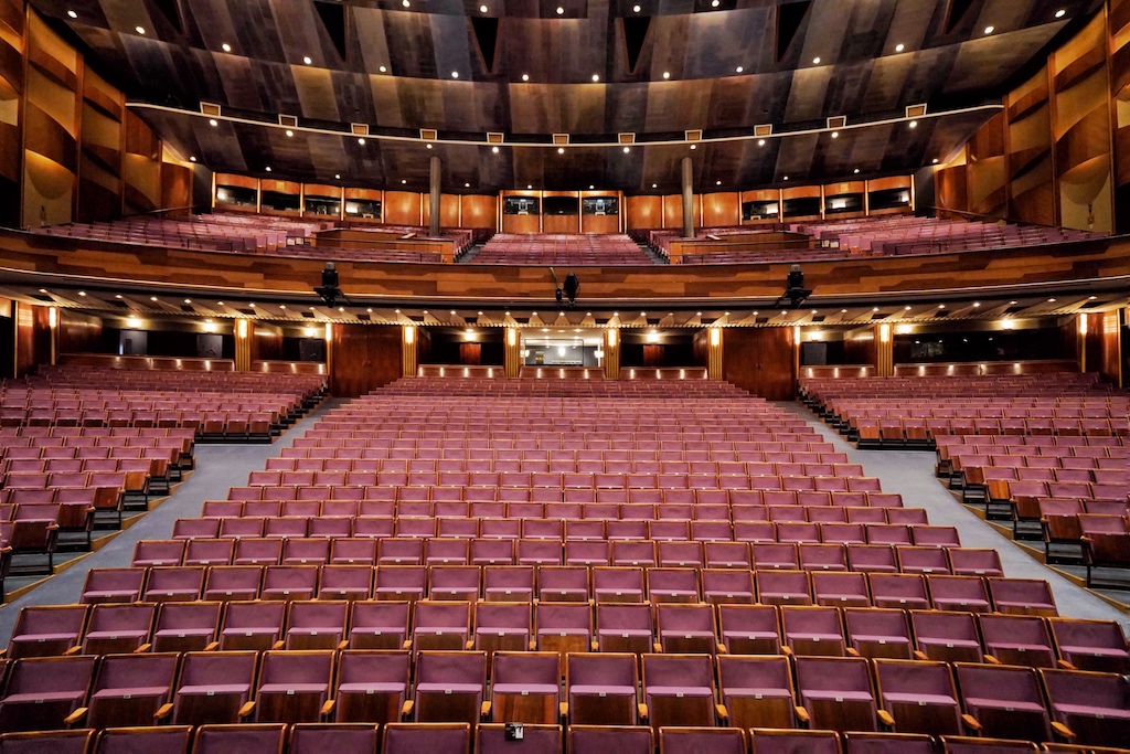 Der Blick von der Bühne in den Zuschauerraum des Großen Festspielhauses ist während einer Führung auch für Besucher möglich