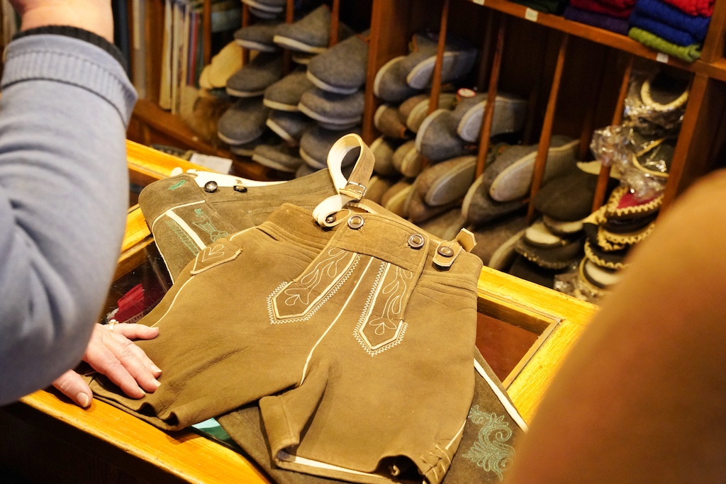 Ein maßgeschneiderte Lederhose als Souvenir? Das geht: im Traditionsgeschäft Jahn-Markl am Residenzplatz