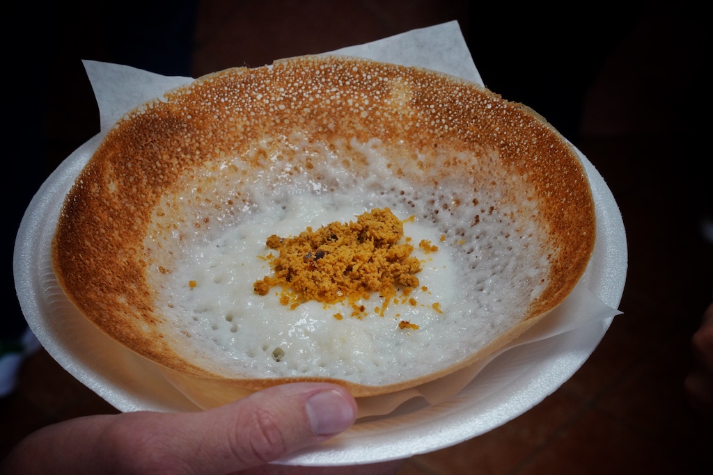 Am Rand knusprig, unten weich und mit warmer Kokosmilch getoppt: Hoppers sind ein sehr beliebtes Frühstück aus Sri Lanka