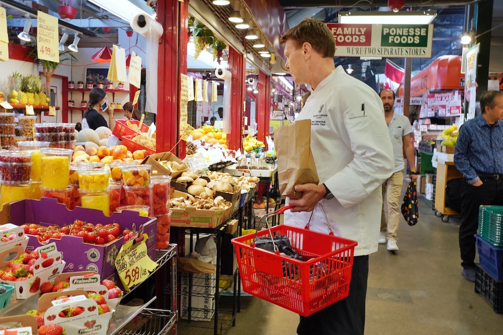 Auf Einkaufstour: Executive Chef Paul Shewchuk auf der Suche nach Inspirationen und feinen Zutaten auf dem St. Lawrence Market in Toronto