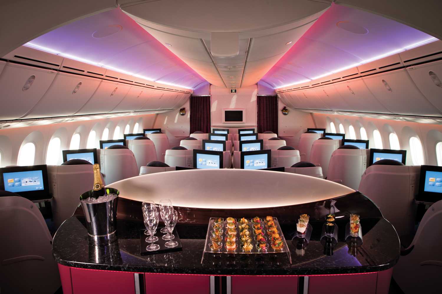 Die Boeing 787, welche fortan von Doha nach Düsseldorf bzw. Düsseldorf nach Doha fliegt, verfügt über 22 Plätze in der Business Class