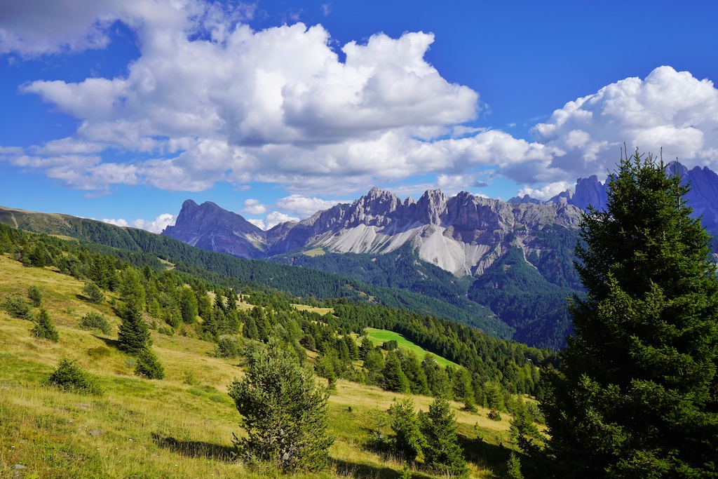 Omnipräsent ist das imposante Panorama der majestätischen Felsformationen der Dolomiten