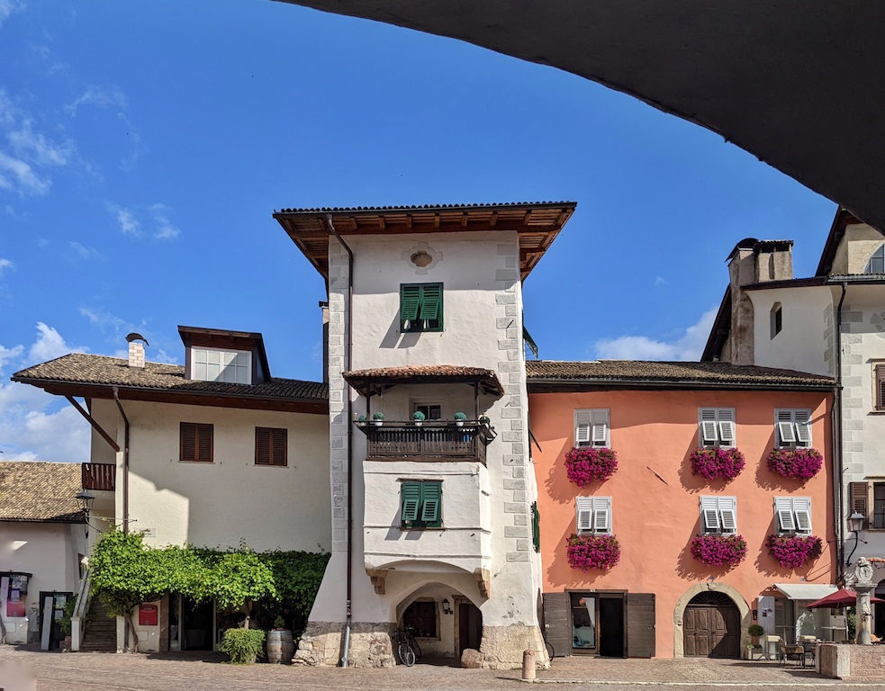 Neumarkt gehört zu den besonders malerischen, historischen Orten in Südtirol