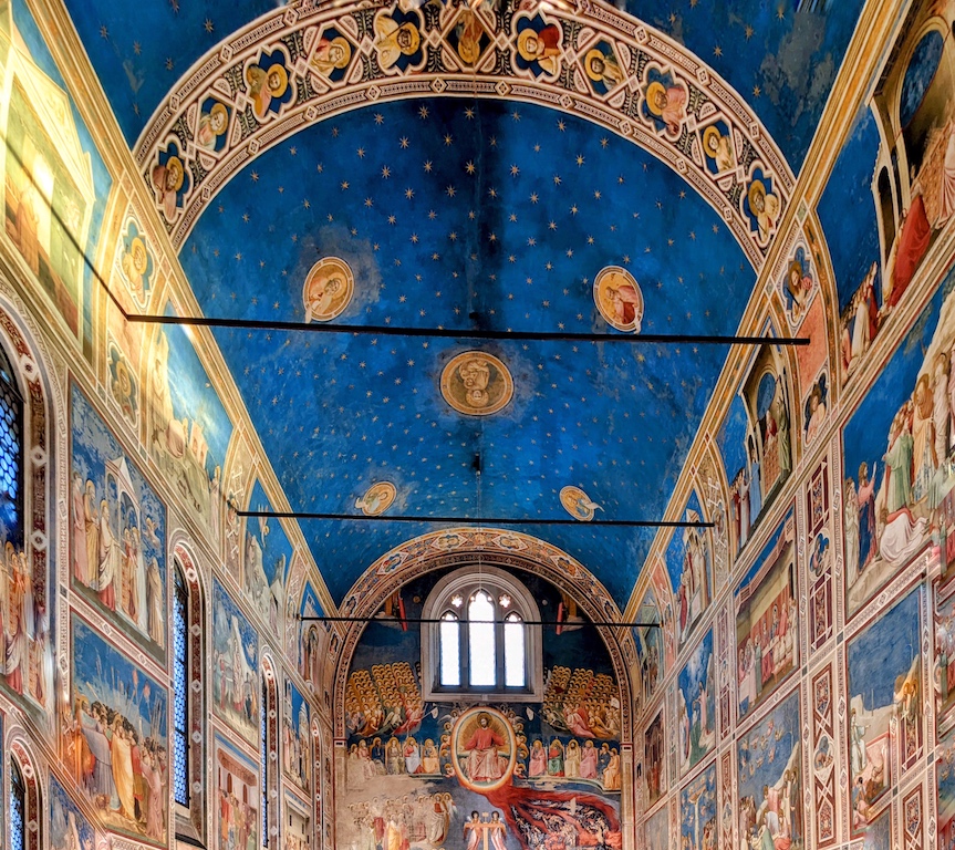 Die Scrovegni-Kapelle mit den aufwendig restaurierten Fresken von Giotto aus den Jahren 1303 bis 1305 ist ein bedeutender kulturhistorischer Schatz