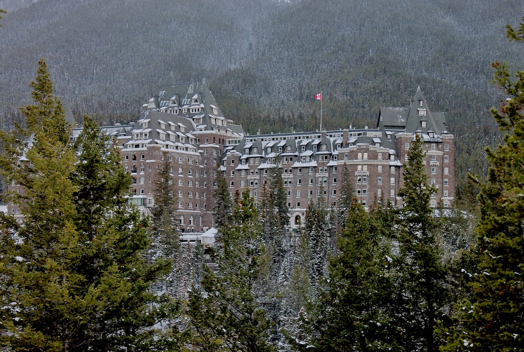 Mitten im berühmten Banff National Park in Alberta befindet sich das weltbekannte Hotel Fairmont Banff Springs