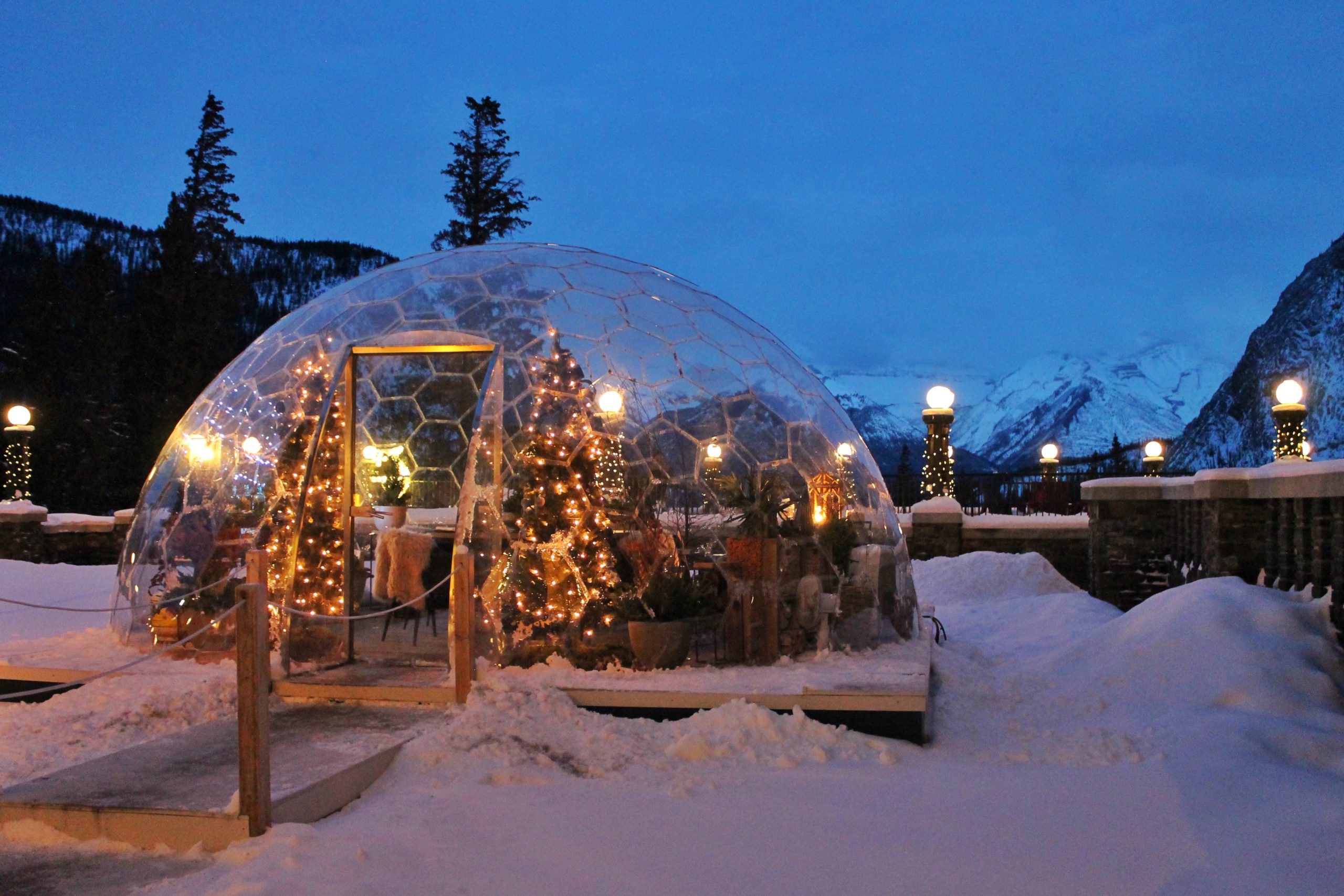 Ein Erlebnis der Extraklasse! Im Luxus-Hotel Fairmont Banff Springs lässt sich in bester Lage ein romantischer Abend in einer speziell angefertigten Glaskuppel, dem 360 Dome, erleben