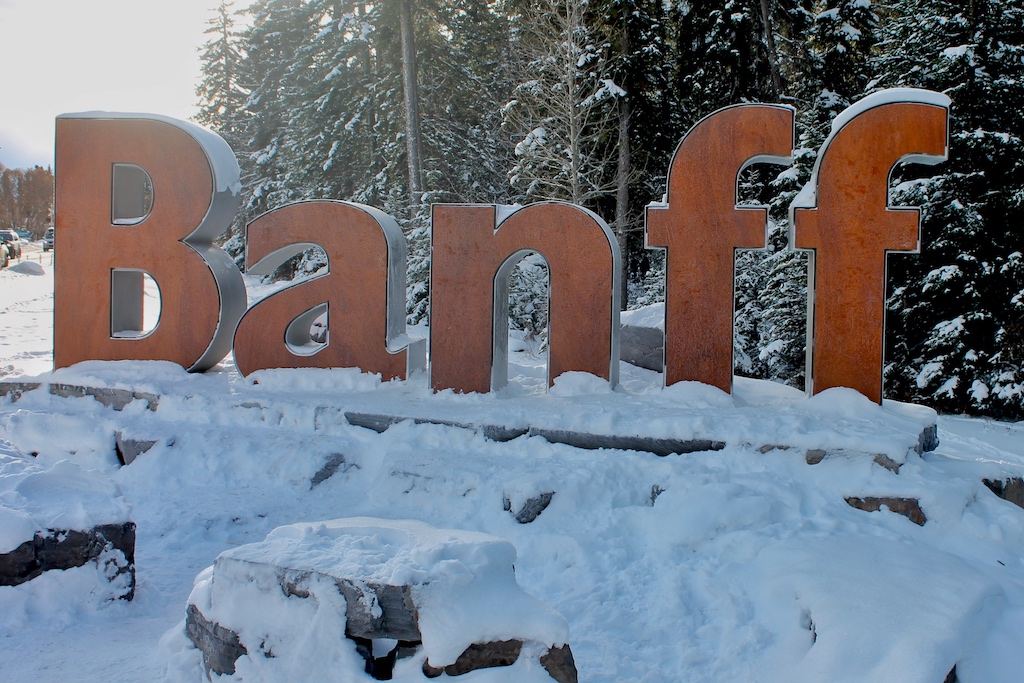 Das berühmte Ortsschild von Banff ist ein so beliebtes Fotomotiv, dass die Stadt deshalb zusätzliche Parkplätze einrichten musste