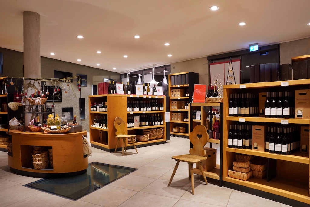 Der Verkaufsraum des Weinguts Mossmann - seit 1986 ist das Weingut unabhängig und stellt qualitative Weine für jeden Geschmack und jeden Geldbeutel her