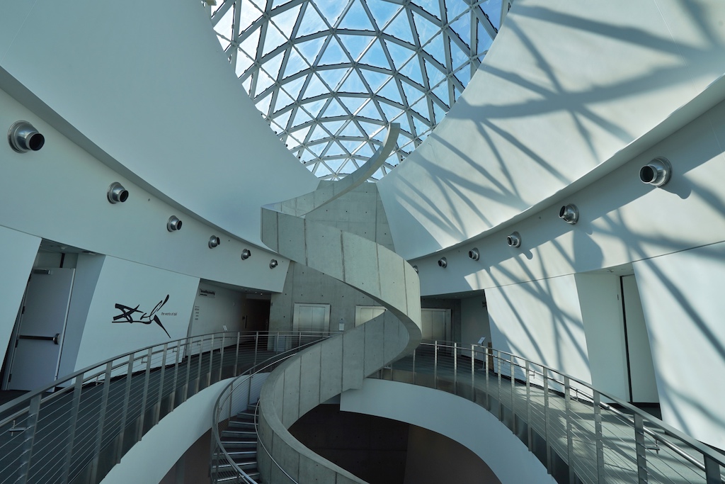 ... die Wendeltreppe im Inneren des Museums erinnert an Dalís Besessenheit von Spiralen und der Doppelhelixform des DNA-Moleküls