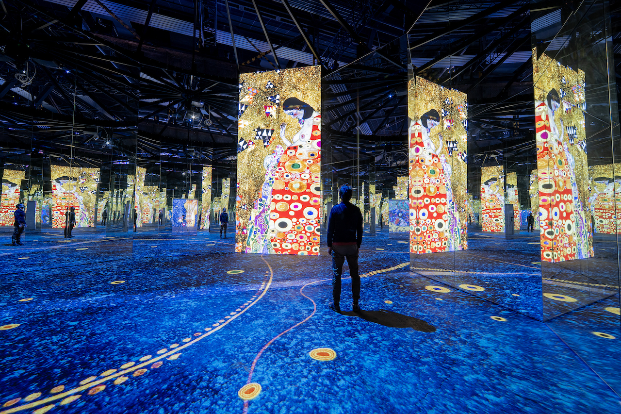 Auf 3.000 Quadratmetern verwandelt Culturspaces, einer der Pioniere immersiver Ausstellungen, die 13 Meter hohen Wände in ein Spektakel aus Licht und Farben